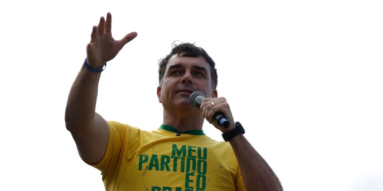 Aliado de Trump diz que Flávio Bolsonaro chegou aos EUA aliado-de-trump-diz-que-flavio-bolsonaro-chegou-aos-eua