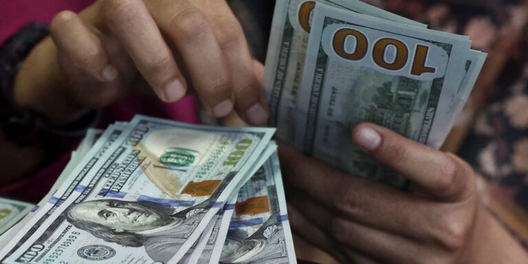 Dólar cai quase 1%, e Ibovespa recua após tombo eleitoral dolar-cai-quase-1%,-e-ibovespa-recua-apos-tombo-eleitoral