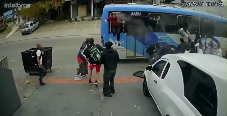 Passageiros quebram janelas e saem às pressas de ônibus em SC após princípio de incêndio; VÍDEO passageiros-quebram-janelas-e-saem-as-pressas-de-onibus-em-sc-apos-principio-de-incendio;-video