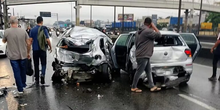 motorista-infarta-e-engavetamento-de-20-veiculos-deixa-feridos-no-rio